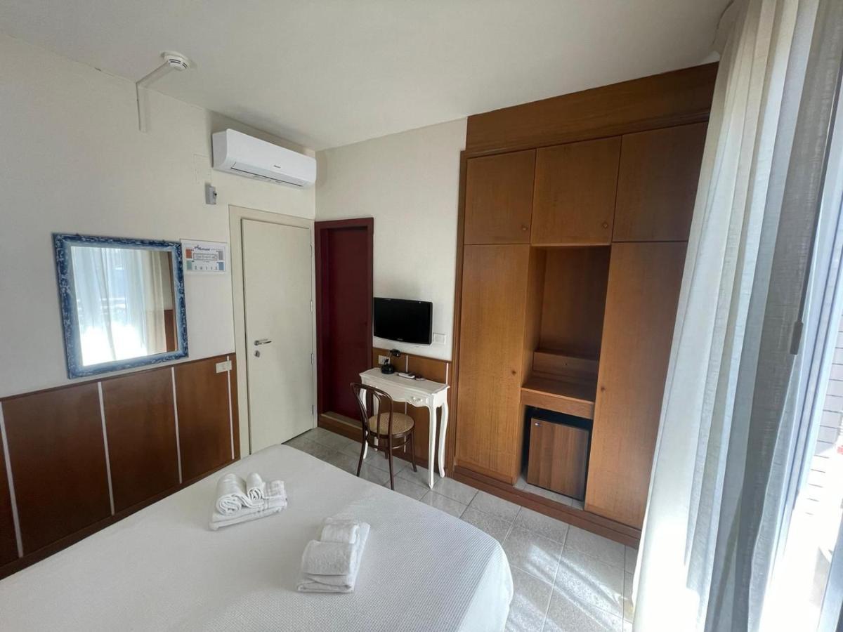 Hotel Metropol Pesaro Bagian luar foto